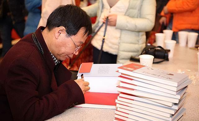 中国式父子的真实写照：“北大屠夫”和儿子一起过年，各干各的没话聊