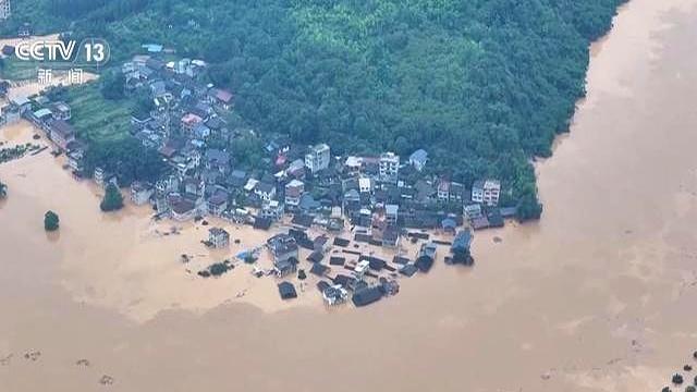 贵州村超球员和学生们送别救援队 洪水中的“村超”精神