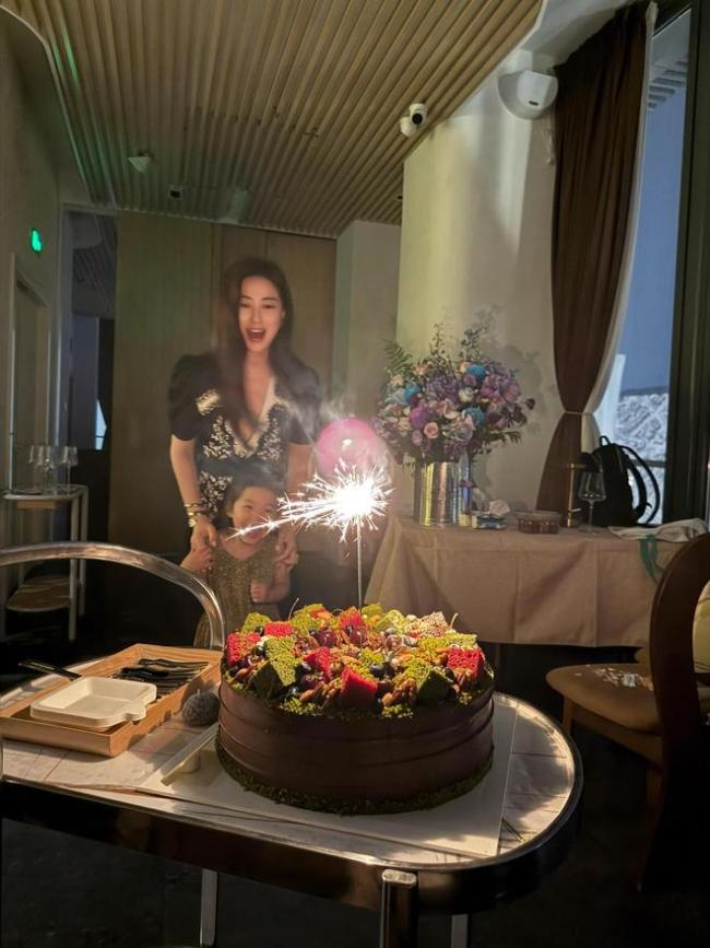 朱珠41岁生日分享全家福 幸福美满一家三口