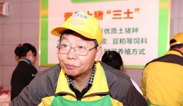 中国式父子的真实写照：“北大屠夫”和儿子一起过年，各干各的没话聊