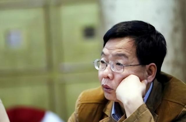 中国式父子的真实写照：“北大屠夫”和儿子一起过年，各干各的没话聊