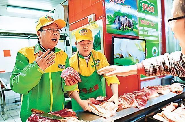 中国式父子的真实写照：“北大屠夫”和儿子一起过年，各干各的没话聊