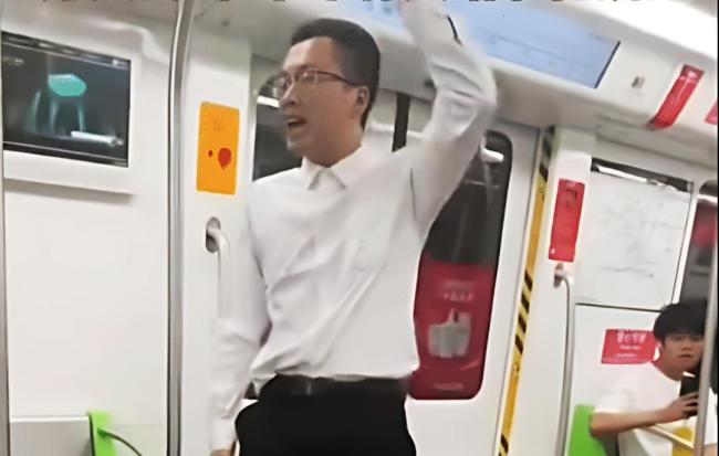 地铁上22岁小哥崩溃演讲