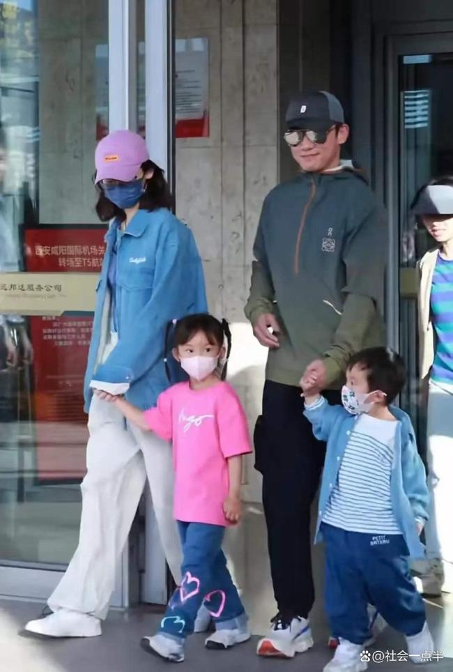 郑恺苗苗带三个孩子出行 一家五口首次同框