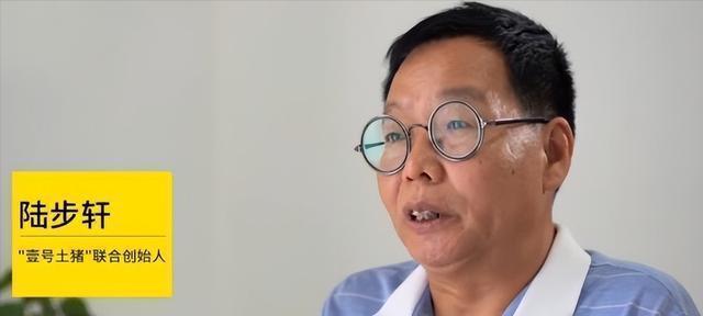 中国式父子的真实写照：“北大屠夫”和儿子一起过年，各干各的没话聊