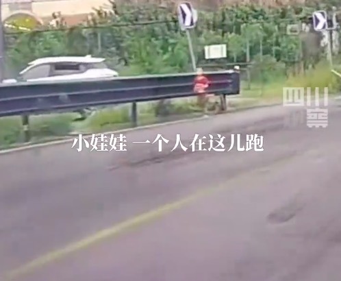 小孩国道上奔跑司机一路护送将孩子安全交还