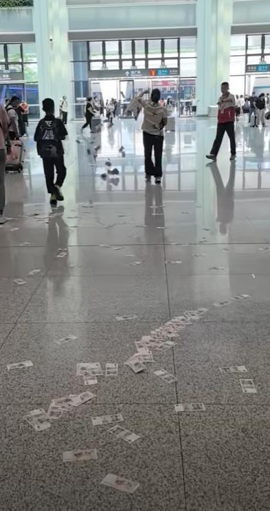 高铁站回应女子抛撒大量5元纸币 小面额纸币被捡走未引发混乱