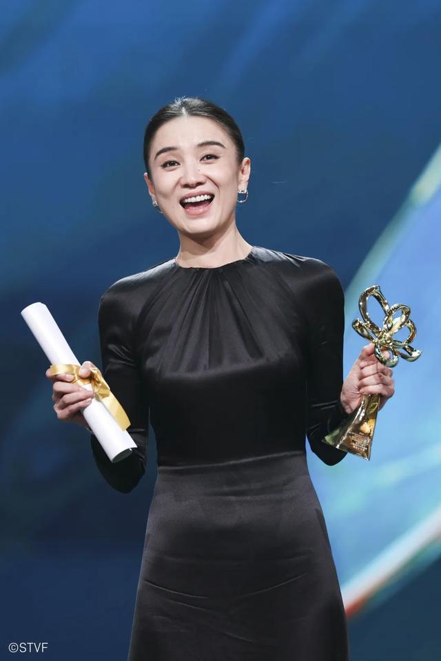 宋佳的获奖感言，为何被称为教科书级别？