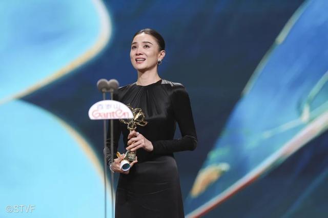 宋佳的获奖感言，为何被称为教科书级别？
