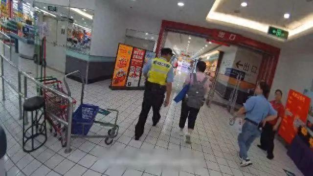 老人欲用20万现金买购物卡被拦下 超市员工报警