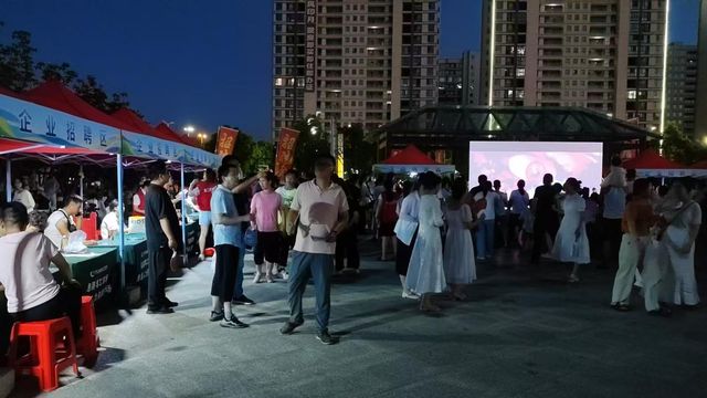 息县：招聘夜市火热“出摊”