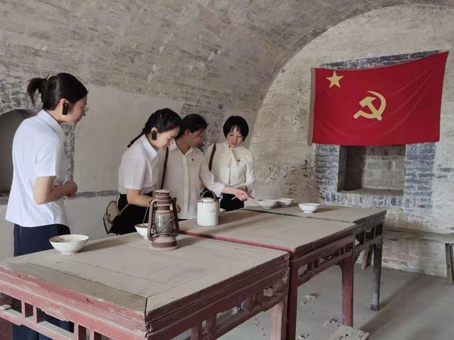 中国石化部分驻豫企业团干部走进豫西抗日纪念馆开展革命教育