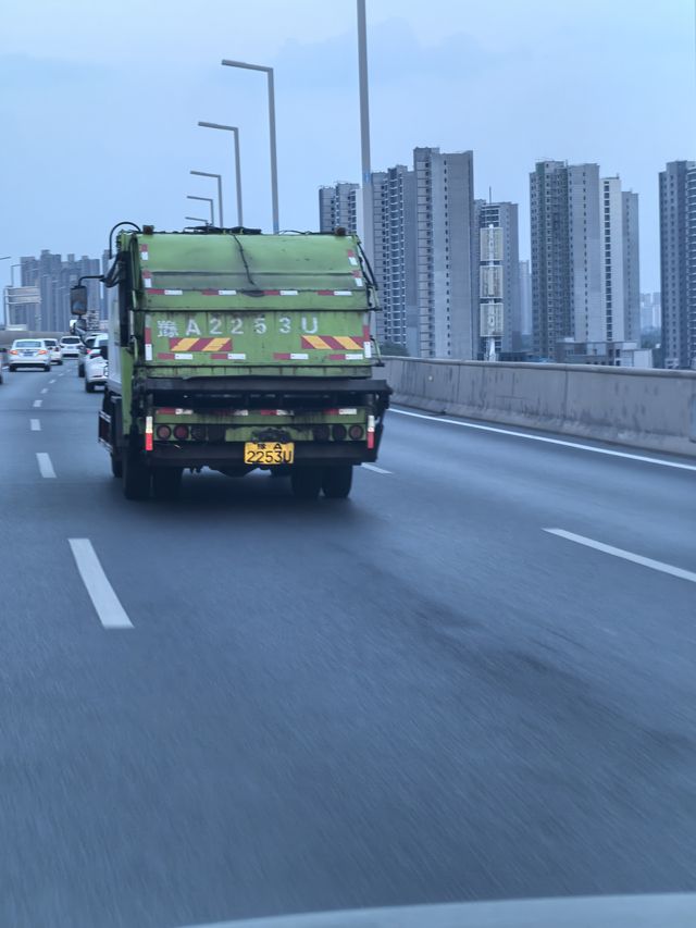 郑州市公开曝光生活垃圾清运车辆违规行为（第八批）