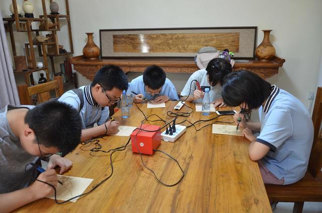 郑州八中国风少年领导力小组用行动传播非遗文化