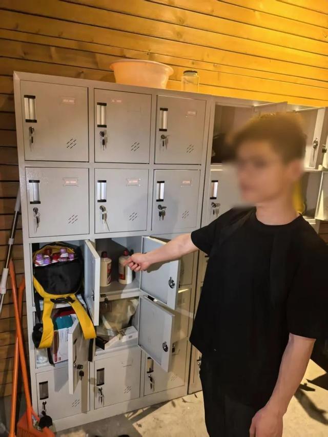 自带茅台被调包！两名餐厅服务员用假酒偷换真酒赚20万元