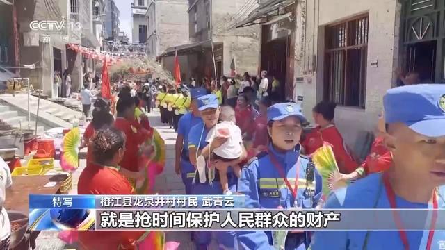 贵州“村超”重启 当地群众摆感恩长桌宴迎接“亲人”回家