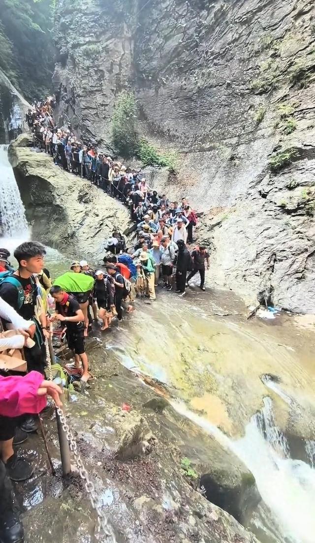 堵到“无法动弹”的南太行“一线天”徒步线路临时封闭