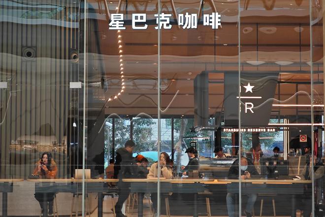 星巴克中国第三季度同店多卖2%，客单价降4%，CEO称正评估多家股权战略合作机构
