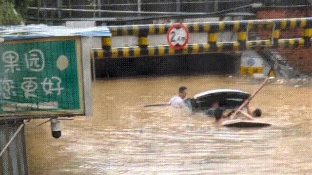小车被冲入桥洞 警民携手救援 暴雨中的果敢与温度