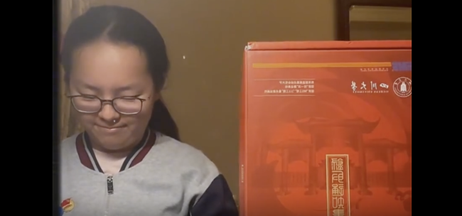 准大学生和通知书拍“结婚照” 创意庆祝方式引关注