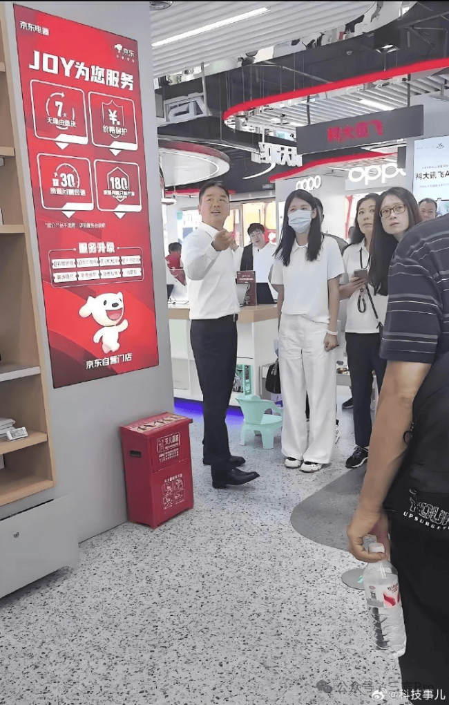 刘强东回老家逛夜市吃路边摊 亲民接地气