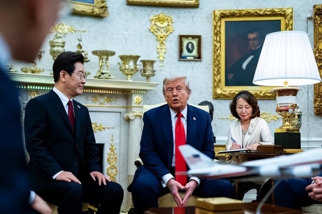 李在明送给特朗普一艘龟船 讨好未达预期
