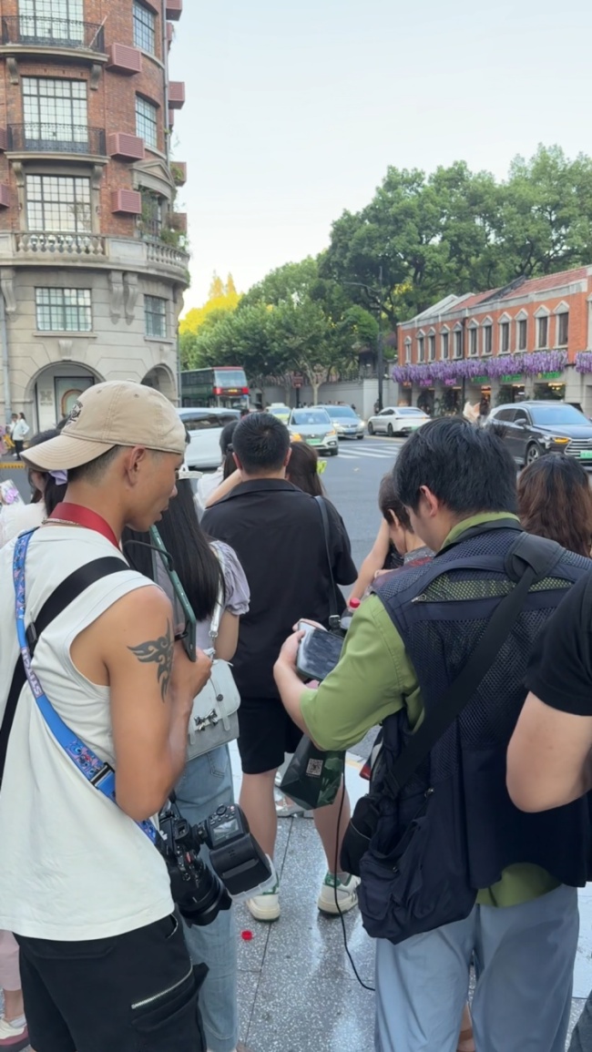 “每走几步就有人来问”“甚至不问就拍”…游客吐槽上海武康大楼附近这群人