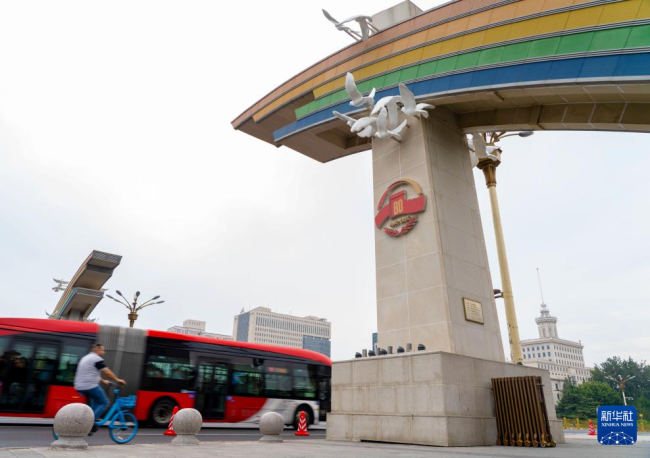 北京多种形式布置纪念抗战胜利80周年主题景观 营造庄重氛围