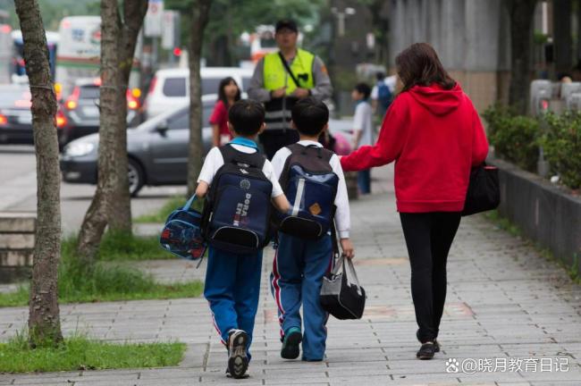 曝广州一学校安排学生在地下室上课 家长不满三点放学安排