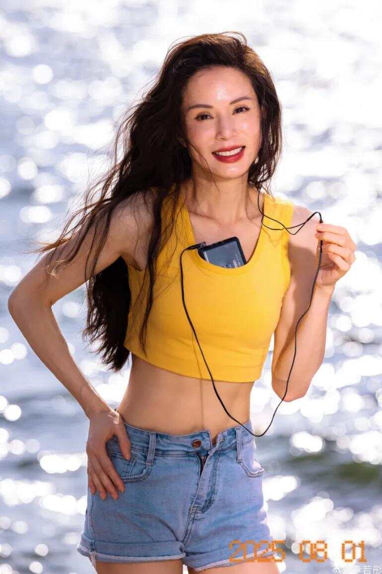 60岁张曼玉突然罕见露面，网友：她眼里还有光