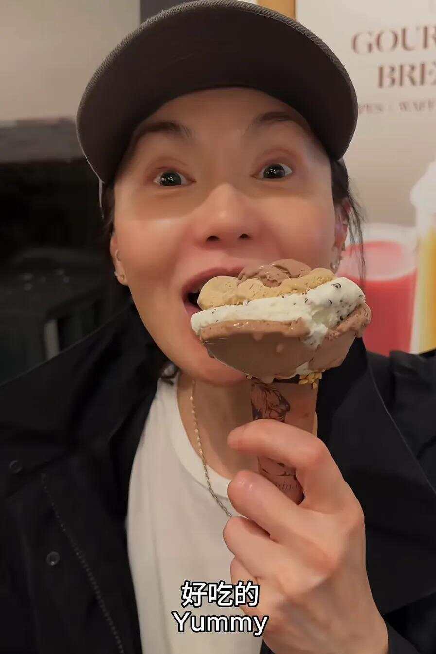 60岁张曼玉突然罕见露面，网友：她眼里还有光