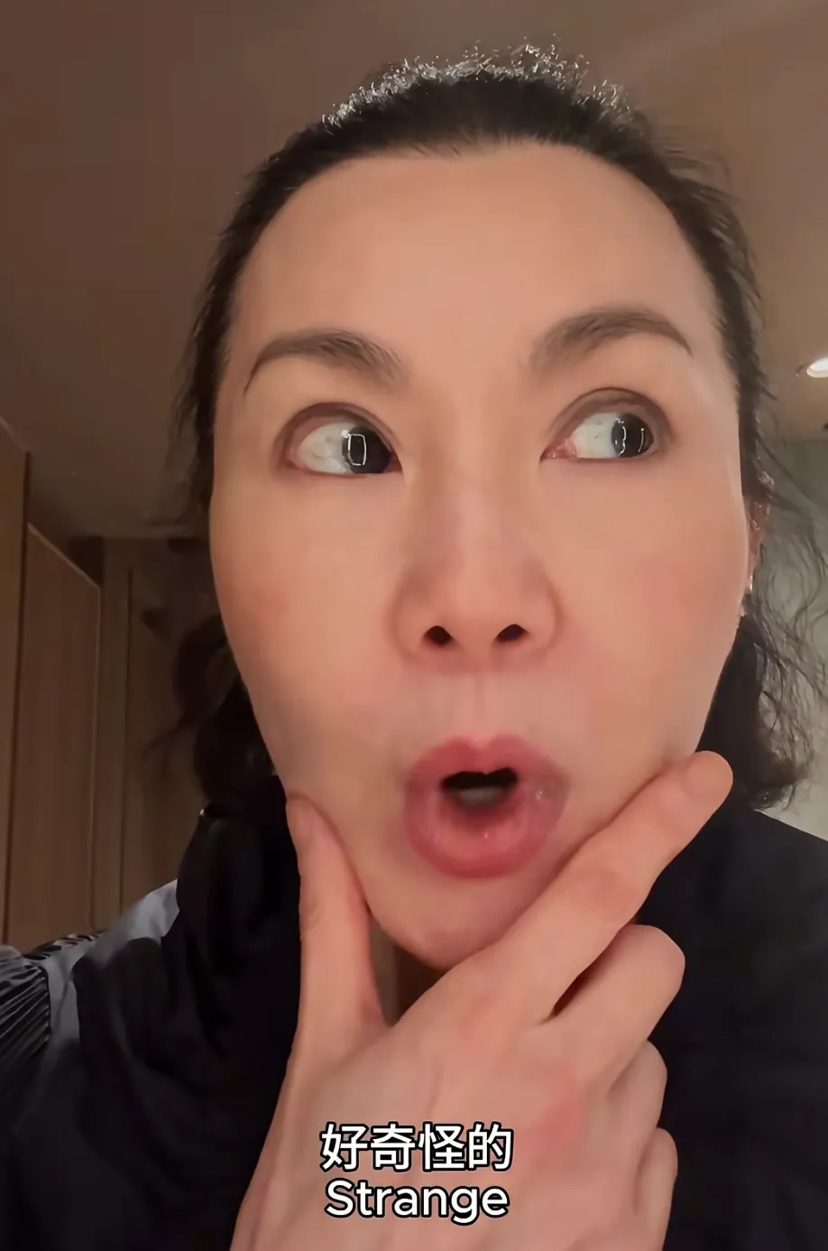 60岁张曼玉突然罕见露面，网友：她眼里还有光