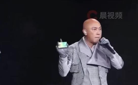 张卫健在演唱会上掏出老年卡 求大家别欺负老人家