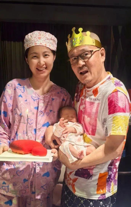 58岁歌手光头李进与小25岁妻子生子：儿子出生30多天，长得很健康