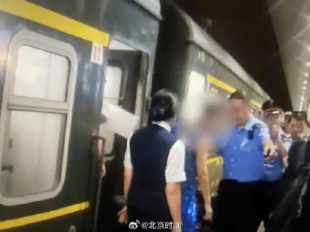 旅客持无座车票强行霸占座位被行拘 文明出行受考验