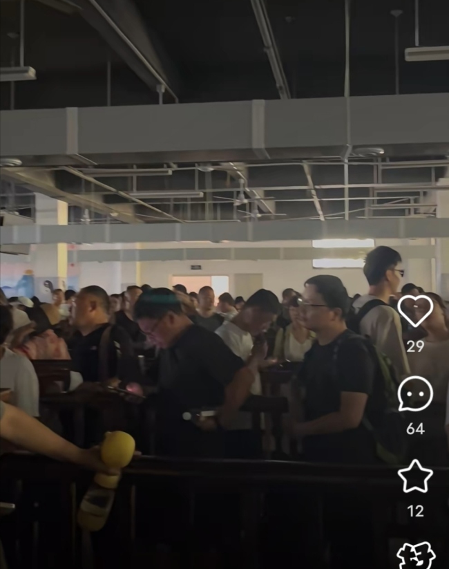 老君山突发停电致游客被困缆车 车厢滞留半空引发担忧