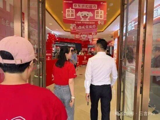 刘强东回老家逛夜市吃路边摊 亲民接地气