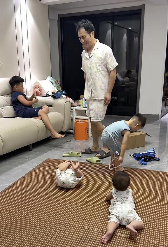 90后全职奶爸一人带4个娃 从风流小伙到超级老爸