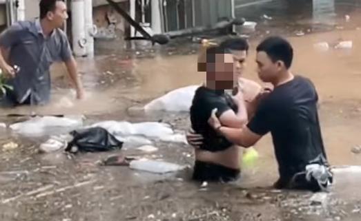 小车被冲入桥洞 警民携手救援 暴雨中的果敢与温度