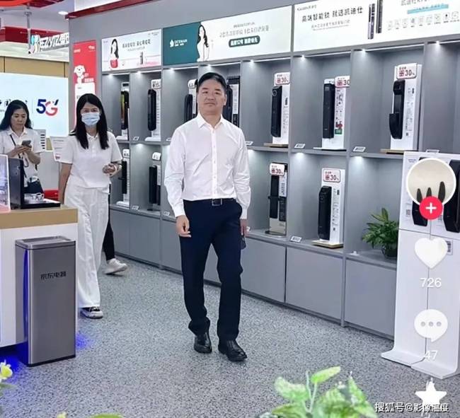刘强东现身老家畅饮路边摊