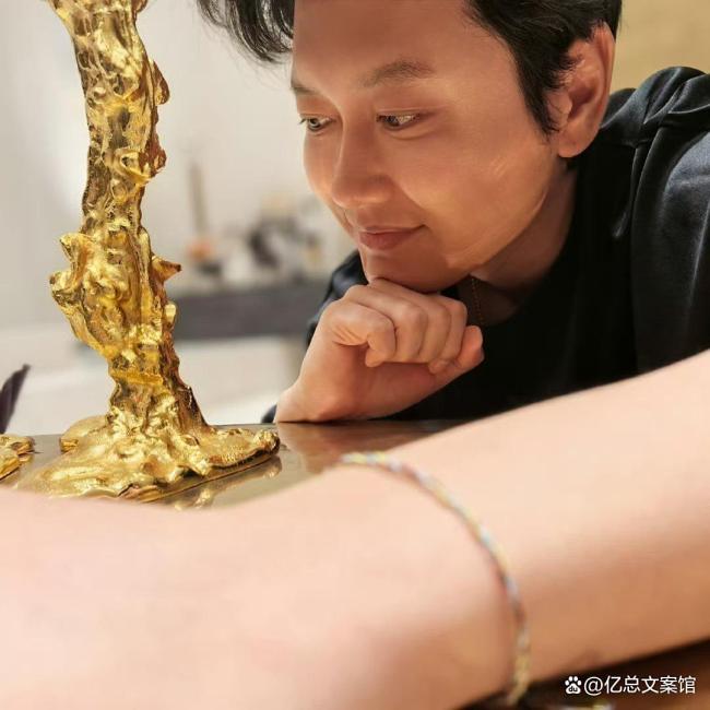 德云社相声演员孟鹤堂官宣当爸爸了，晒出一家三口牵手照 小宇宙降临引爆全网