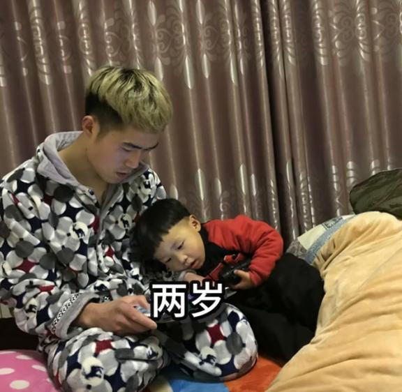90后全职奶爸一人带4个娃 从风流小伙到超级老爸
