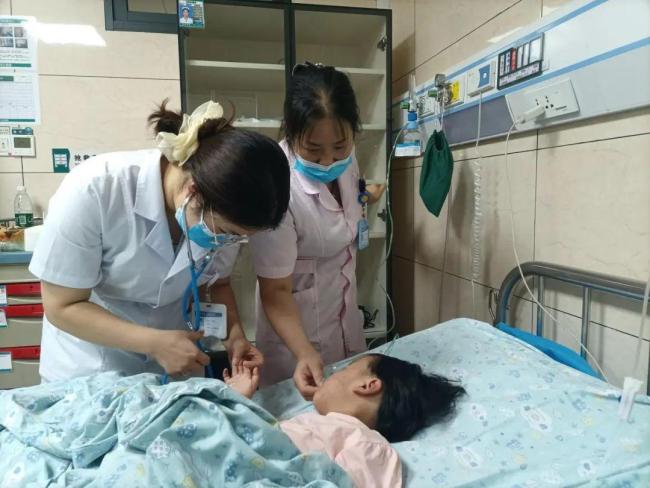 2岁女童家门口失踪被找回父亲发声 感激社会各界救援