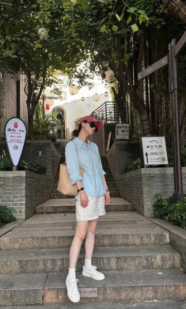 蒋欣穿了7年前的衬衫 从紧绷到oversize的蜕变