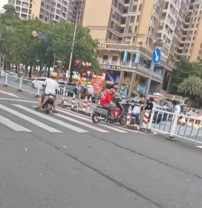 两电动车马路上对峙4小时