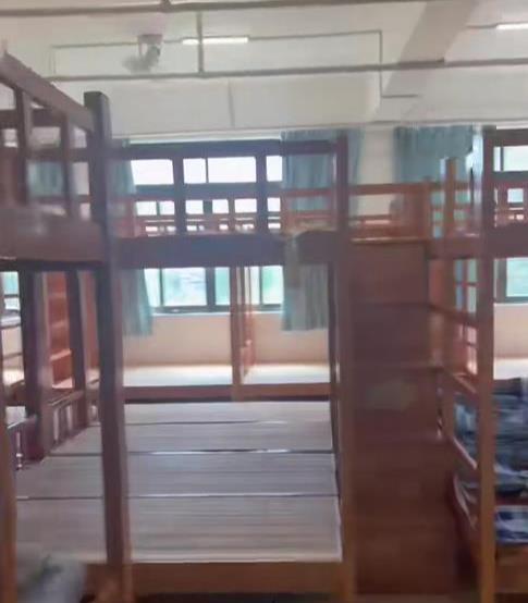 学校午休室睡上百学生不必惊讶