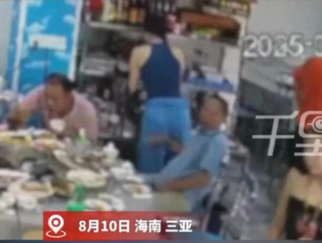 女生在餐厅打蘸料时被陌生男子摸臀 嚣张态度引发争执