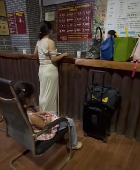 女童和老虎互动时被咬伤 家长报警 园方与家属未就善后达成一致