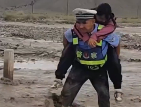 山洪拦路 交警背小女孩趟水过河