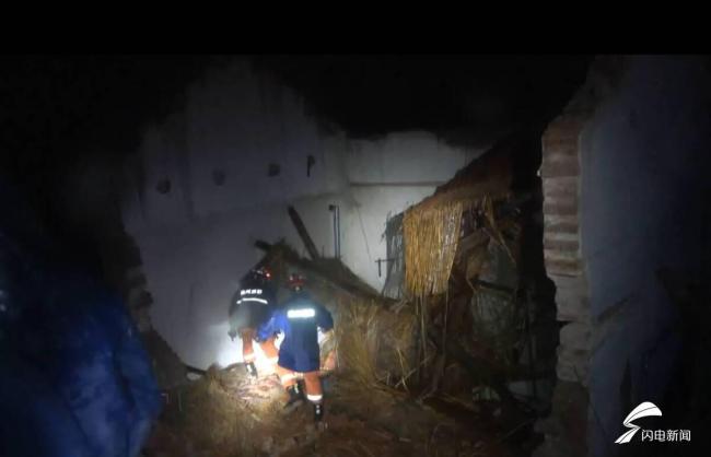 暴雨致房屋倒塌消防救出老人